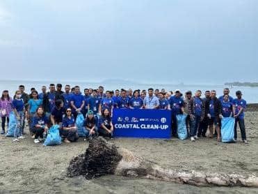 SM City Roxas volunteers are ready to clean the coast of Baybay Beach.